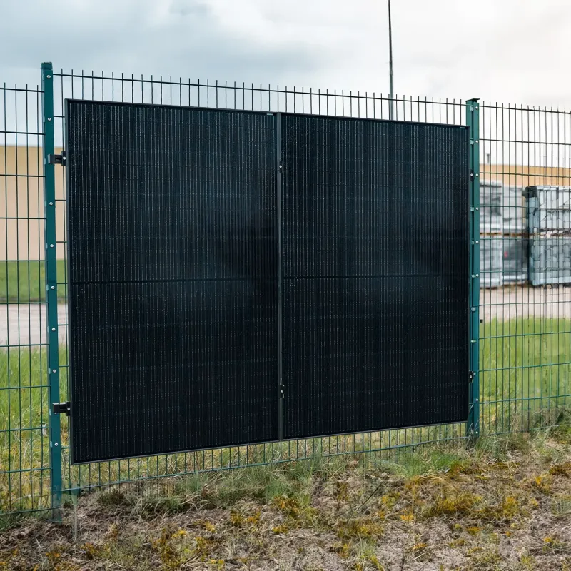 Zaunmontage eines 920-Wp-Balkonkraftwerks mit integriertem Wechselrichter
