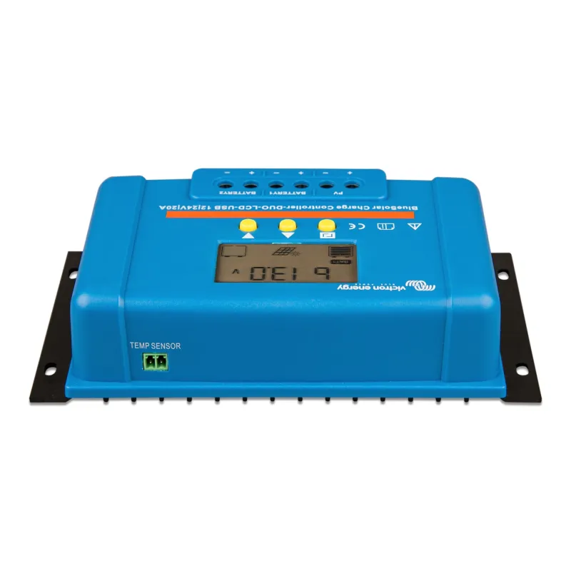 Victron Solarladeregler BlueSolar in Betrieb mit angeschlossener Batterie und Solarmodul