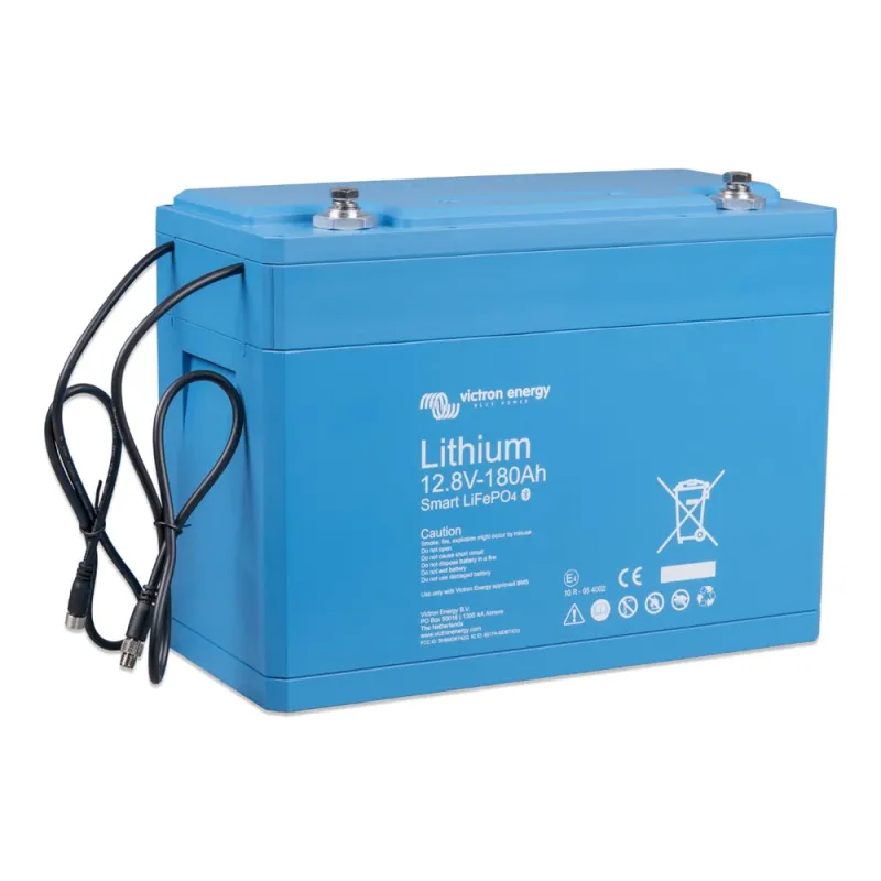 Detailaufnahme der Anschlüsse des Victron Energy Batteriespeichers LiFePO4.