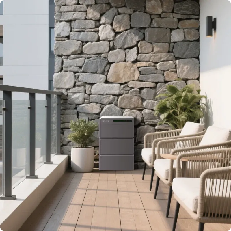 Sigenergy SigenMate Batteriespeicher auf einer Terrasse neben Solarmodulen