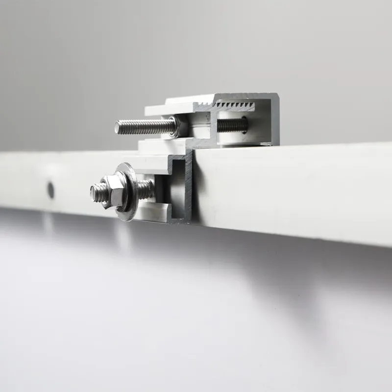 Montierte Wechselrichter Befestigungklemme silber am Solarmodul, Detailaufnahme.