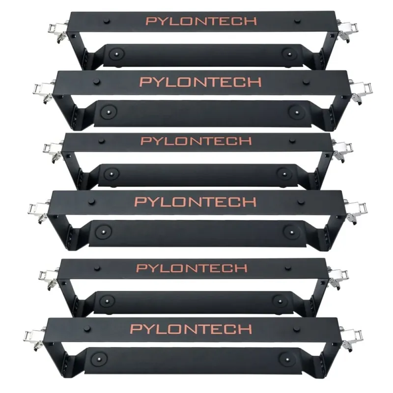 Montagebrackets und Anschlusskabel für den Pylontech Batteriespeicher 016090 im Lieferumfang.