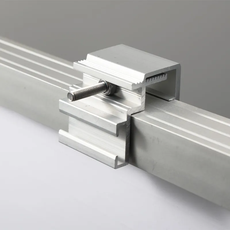Klemme aus Edelstahl und Aluminium für sichere Mikrowechselrichter-Befestigung.