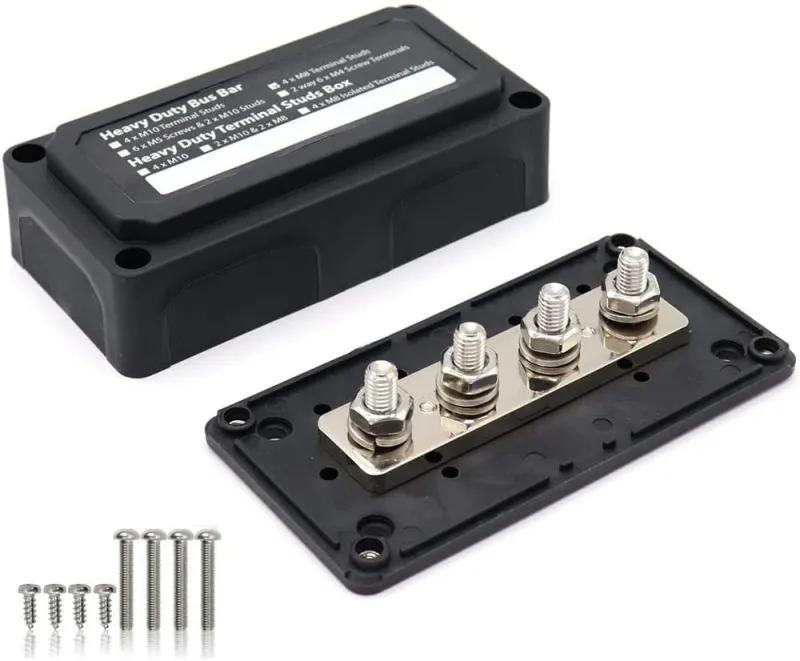 Geöffnete BusBar Box mit sichtbaren M8-Bolzen und Befestigungsschrauben.