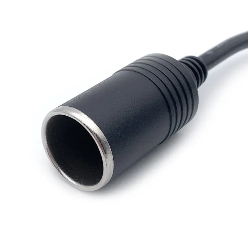 Detailansicht des Anderson Adapters mit sichtbarem Stecker und Buchse.