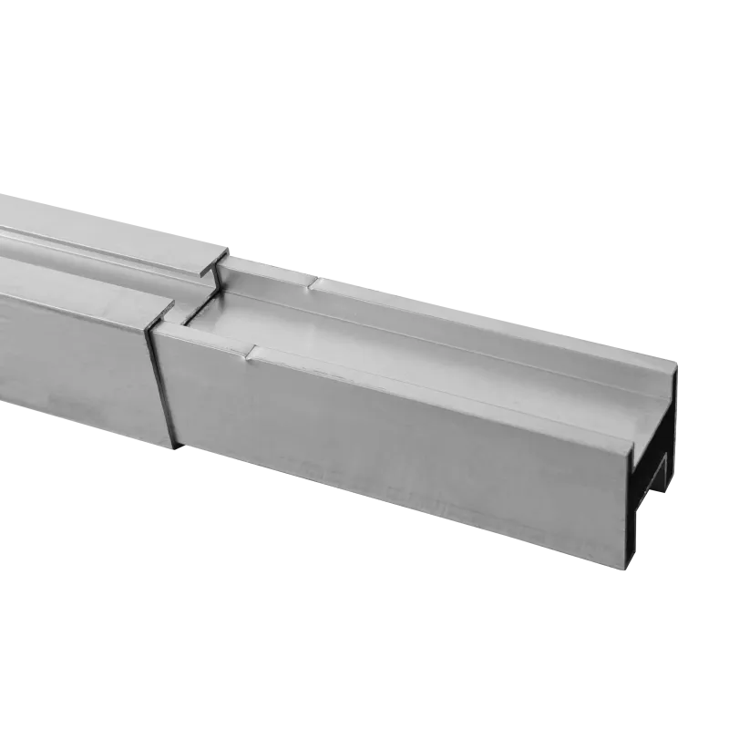 Montage von Aluminium-Schienen mit Einsteckverbindern für stabile Unterkonstruktion.