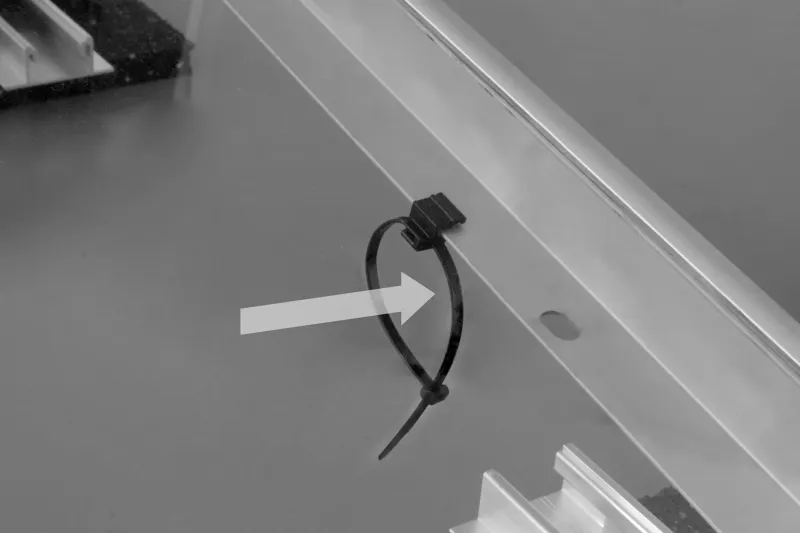 Übersichtliche Kabelführung mit dem K2 Systems Cable Manager auf einem Dach