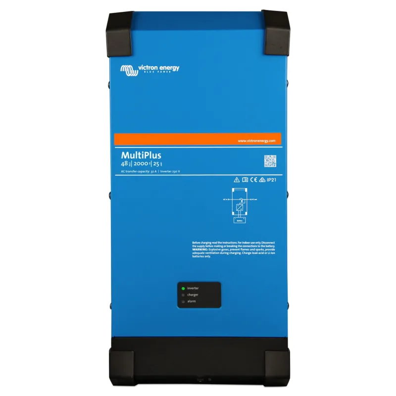 Victron Energy Wechselrichter Ladegerät im Schaltschrank mit Verkabelung und Batterieanschluss.