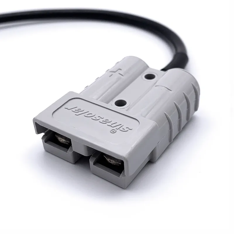 Detailansicht des Anderson Adapters mit Steckverbindung und verzinkten Kabelenden.