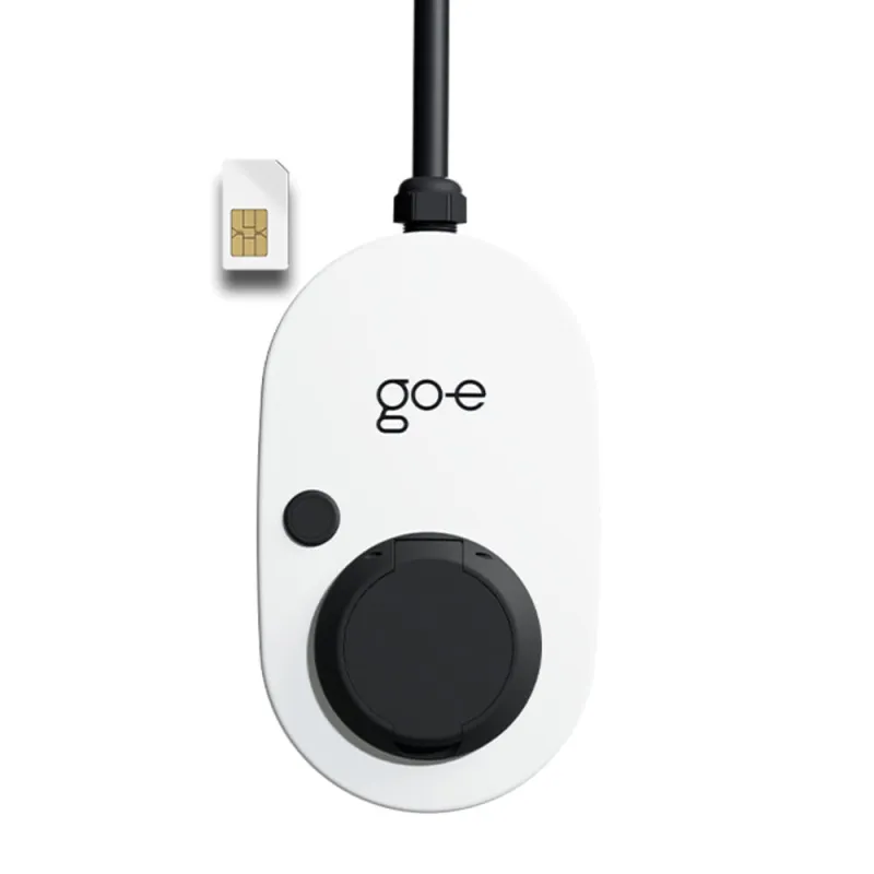Frontansicht der go-e Gemini Wallbox mit Display und Ladekabel