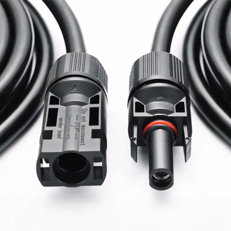 Beidseitig montierte MC4-Stecker am Verlängerungskabel 6mm², schwarz, Detailansicht.