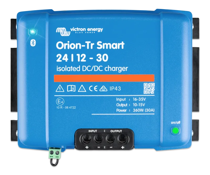 Victron Energy DC/DC Ladebooster mit Anschlüssen und Bluetooth-Symbol für Smart-Steuerung.