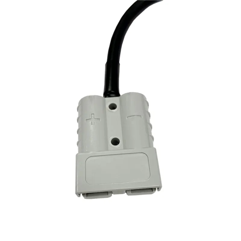 Detailansicht des Adapterkabels mit Anderson- und Solar-Steckverbinder.