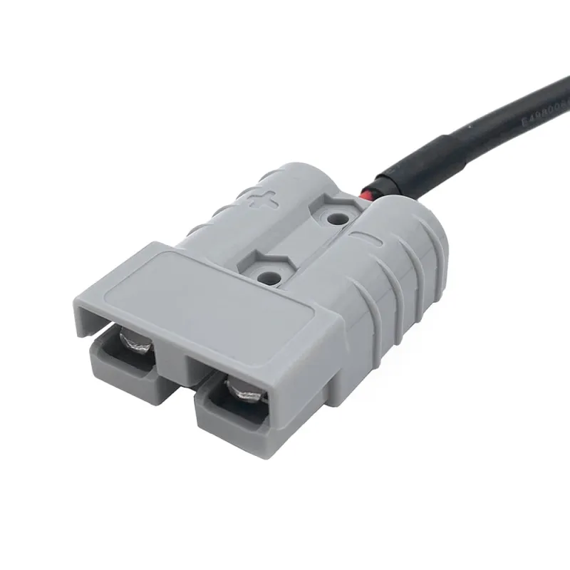 Anderson Adapter mit Kabel und Anschlüssen für mobile Stromversorgung.