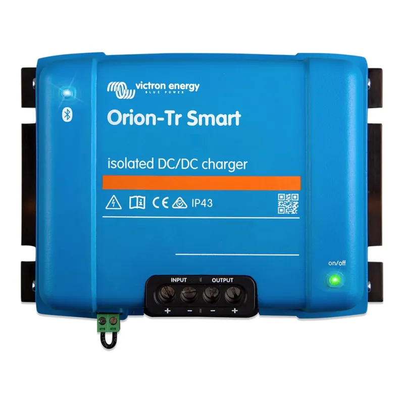 Seitliche Ansicht des Victron Energy DC/DC Ladeboosters mit Kühlrippen und Typenschild.