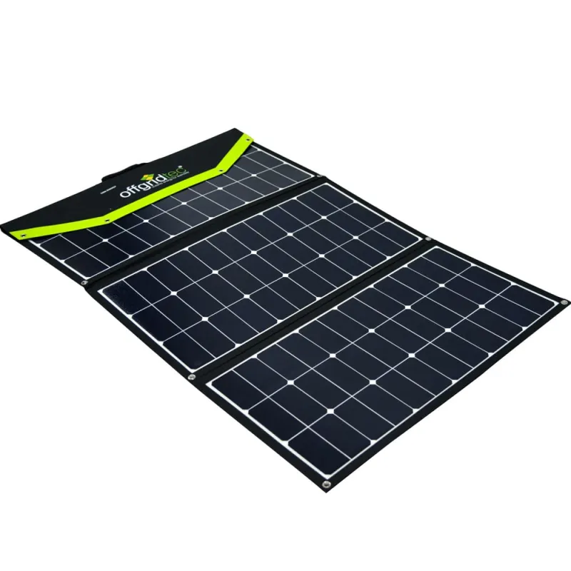 Faltbares Solarmodul, aufgestellt auf einer Wiese zur Stromerzeugung.