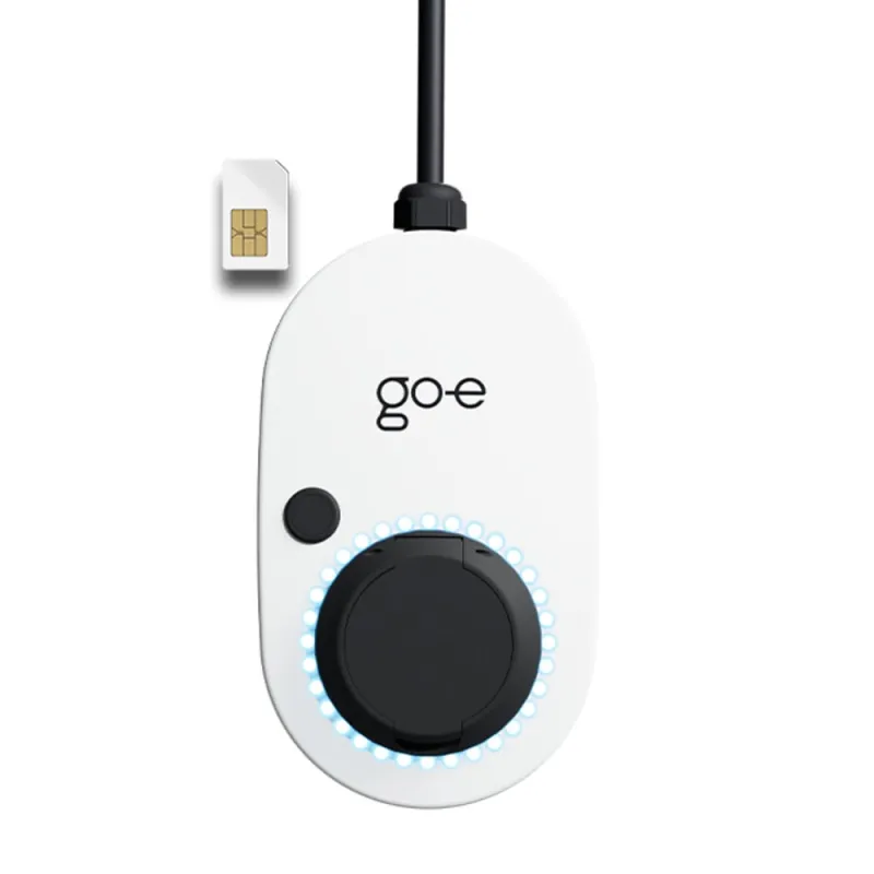Frontansicht der go-e Gemini Wallbox mit Display und Anschlussmöglichkeiten