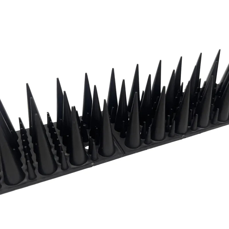 Detailansicht der schwarzen Spikes zur Vogelschutz-Abwehr 020660.