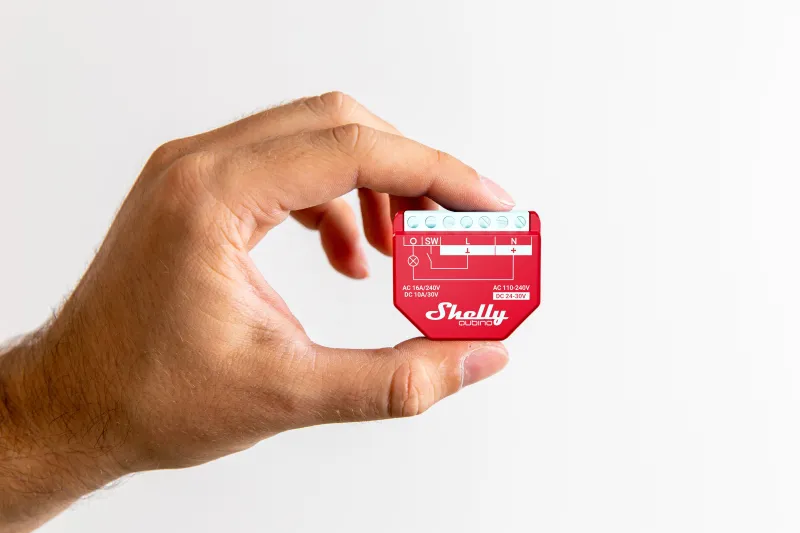 Shelly Qubino Wave 1PM in geöffnetem Zustand für Unterputzmontage.