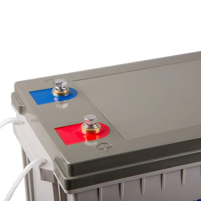 Frontansicht des Victron Energy Batteriespeichers Blei 12V 160Ah mit Anschlüssen