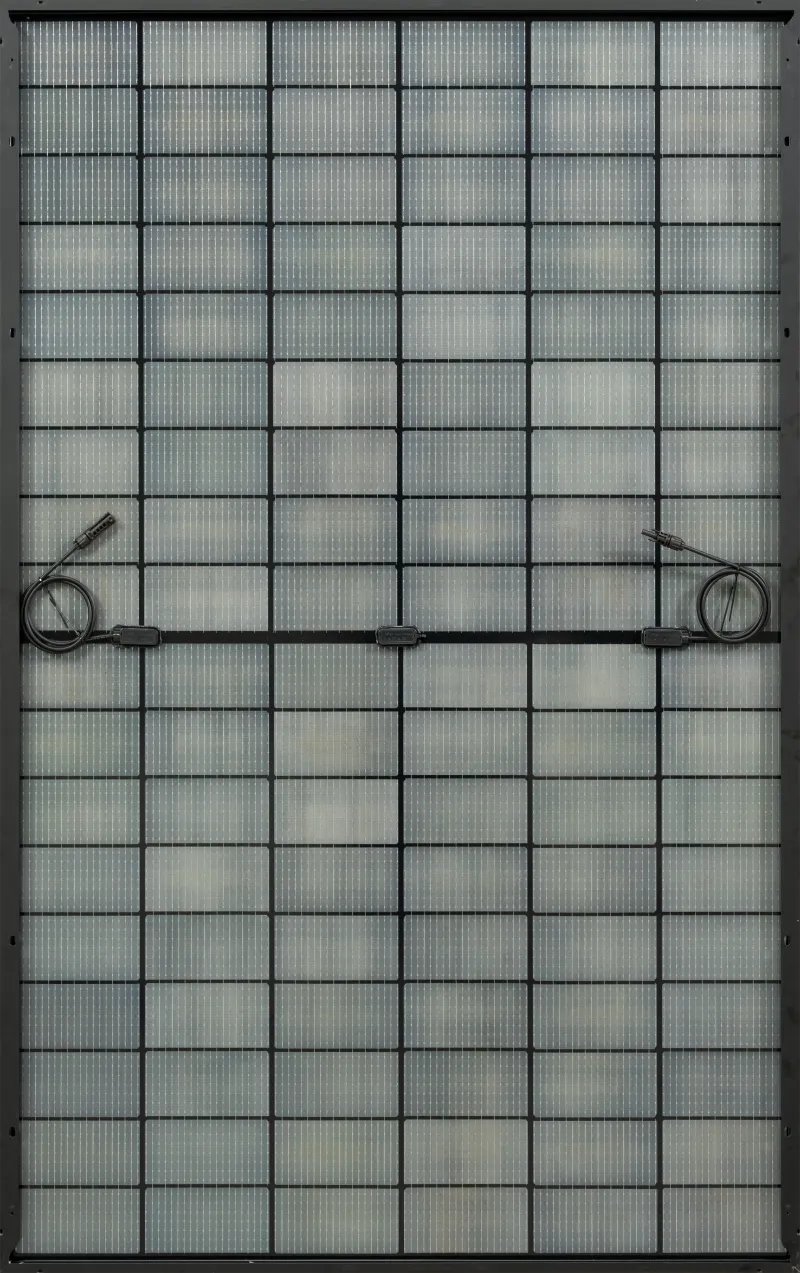 Rückseite des BAUER Solar Solarmoduls BS-108M10BCBB-GG mit Bifazial-Technologie für reflektiertes Licht.