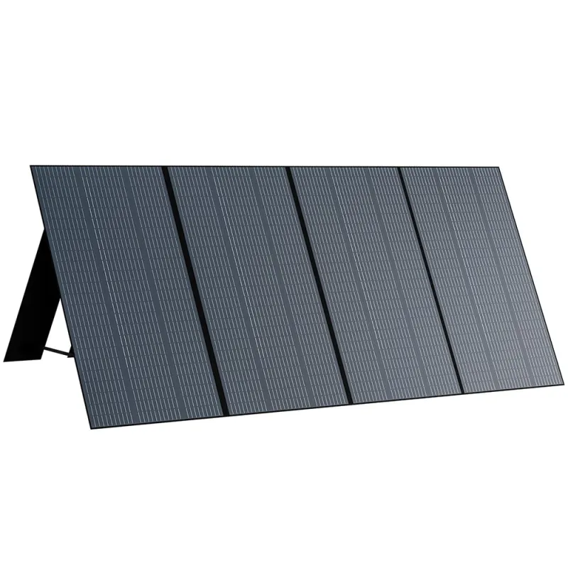 Bluetti Solarmodul PV350 im Einsatz: aufgestellt auf einer Wiese mit Powerstation.