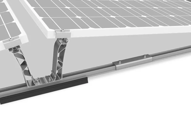 Photovoltaik-Modul mit K2 Unterkonstruktion 70118 Endklemmen auf Dach montiert.
