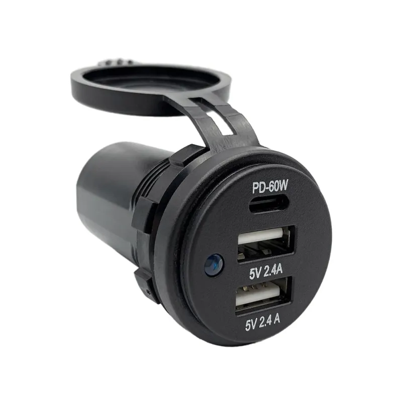 Seitliche Ansicht der USB Doppelsteckdose mit sichtbaren USB-A- und USB-C-Buchsen.