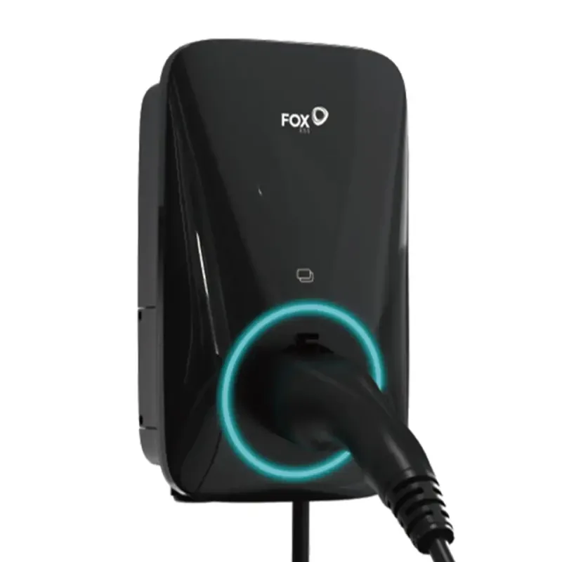 FoxESS A022KP1-E-B-WO Wallbox mit 22 kW Nennleistung, montiert an einer Wand im Außenbereich.