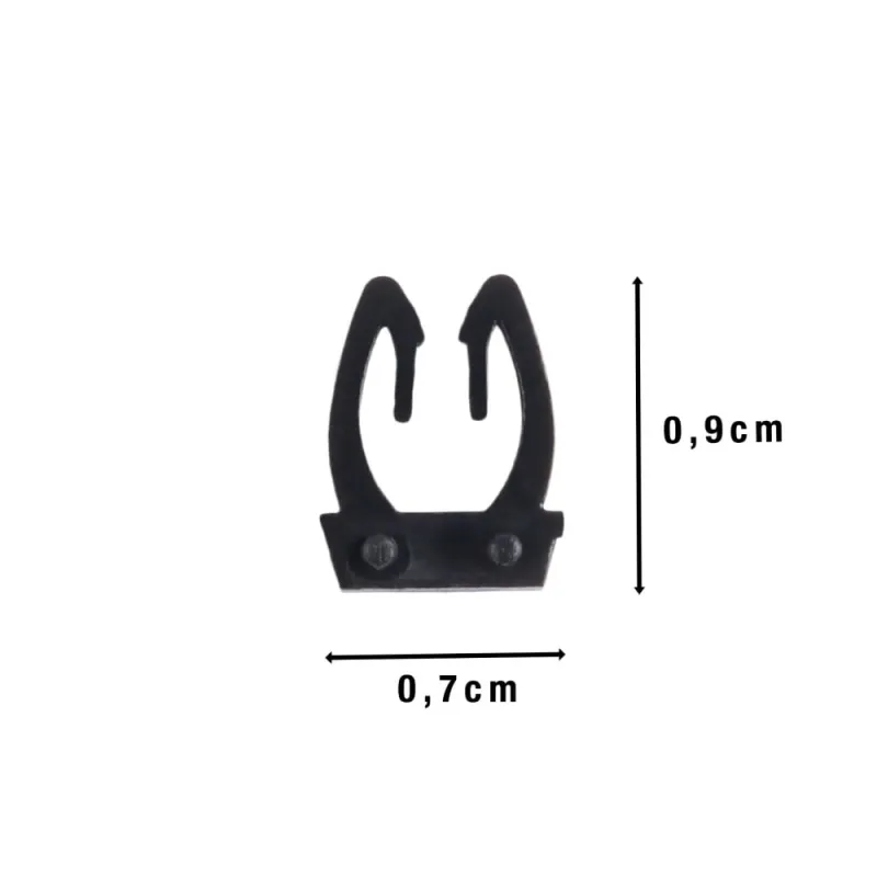 Hand hält Kabelmarker Clips, bereit zur Kennzeichnung von Kabeln in einer Installation.