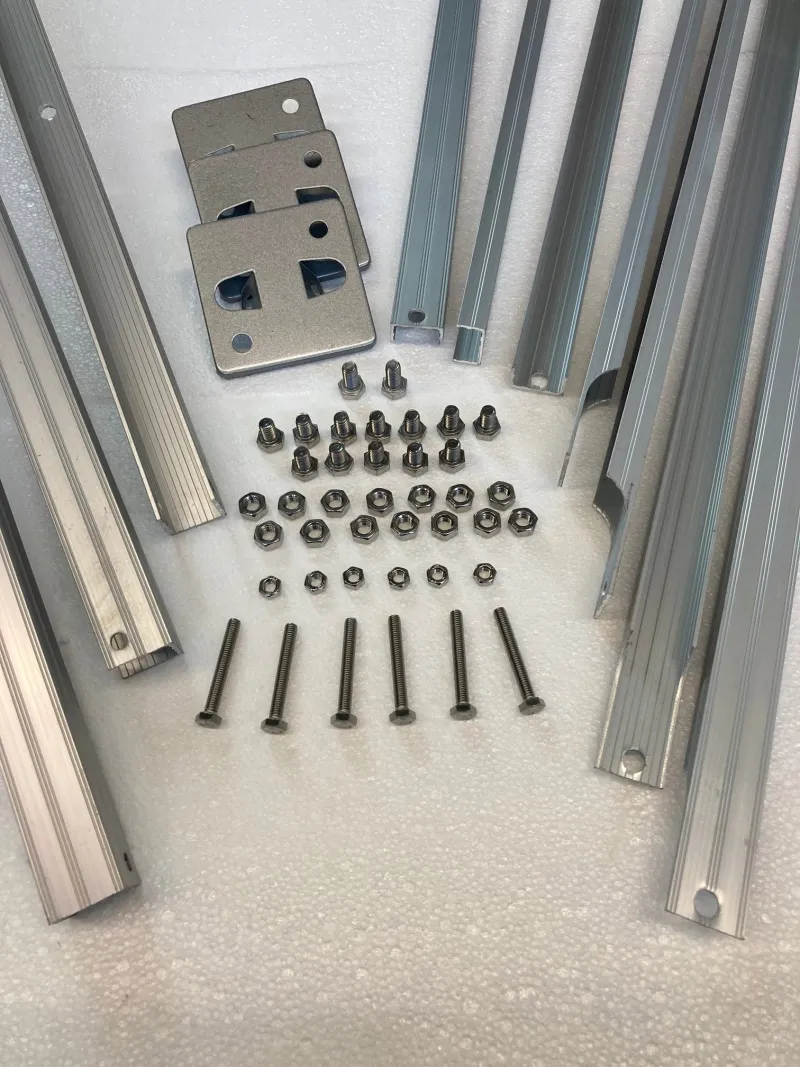 Aluminium-Unterkonstruktion Jinyi für Solarthermie auf Flachdach ohne Bohrungen.