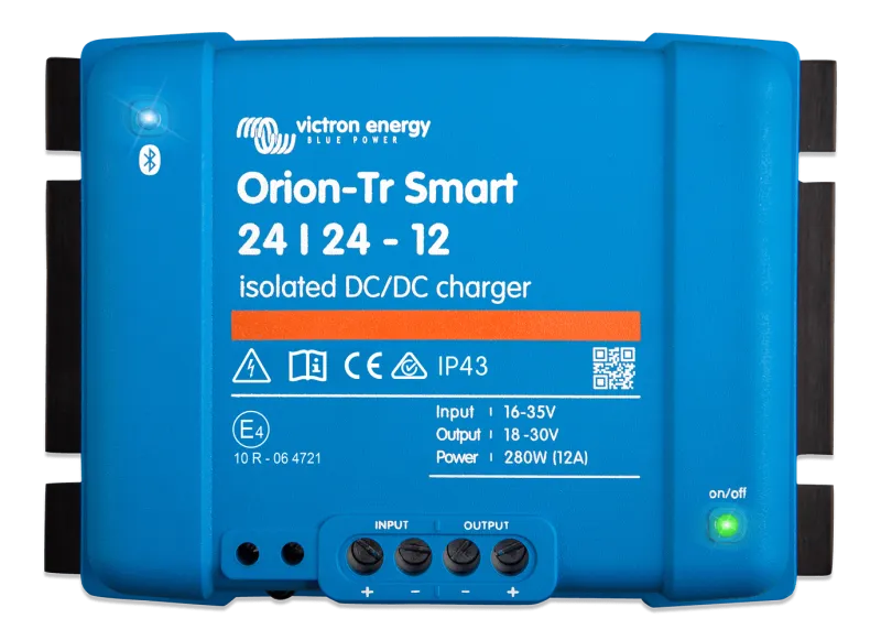 Frontansicht des Victron Energy Orion-Tr Smart DC-DC Ladeboosters mit Anschlüssen und kompaktem Gehäuse.