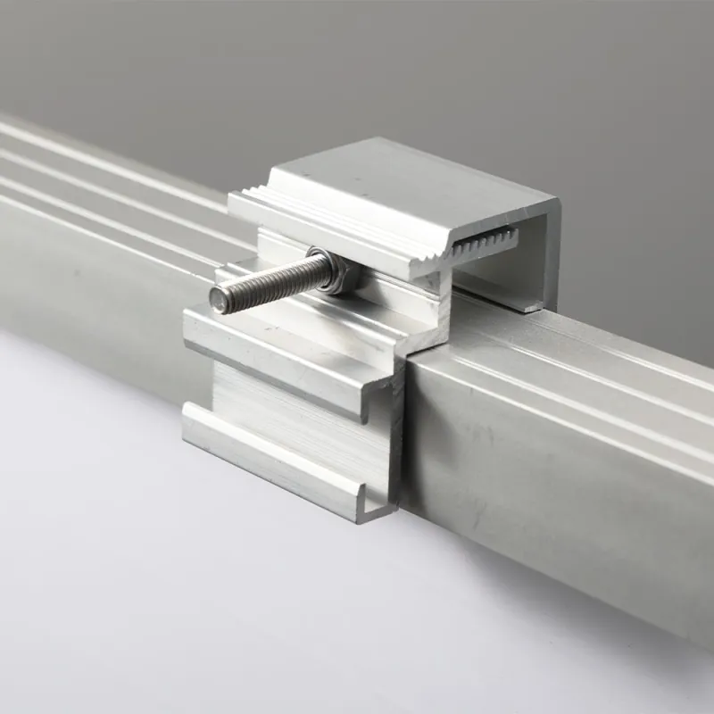 Detailansicht der schwarzen Klemmen für Mikrowechselrichter an Solarmodulen.