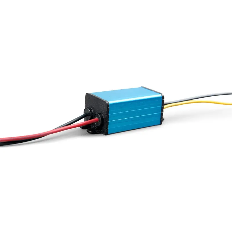 DC/DC Wandler von Victron Energy für 24-Volt- auf 12-Volt-Gleichstrom, seitliche Ansicht.
