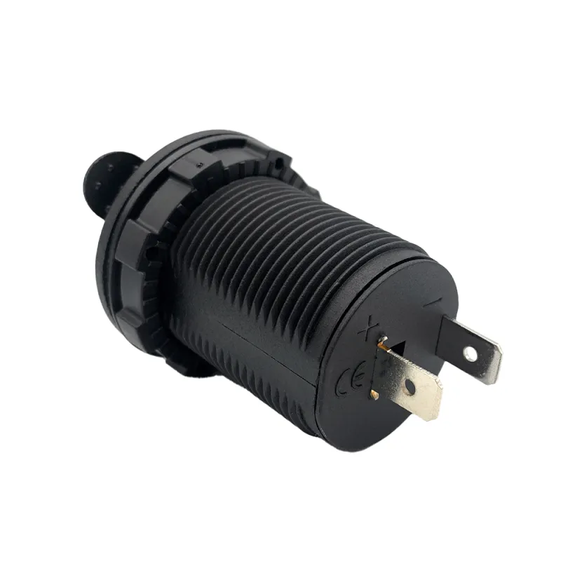 Steckdose 12V/20A mit geöffnetem Gehäuse, Anschlüsse für sichere Verdrahtung sichtbar.