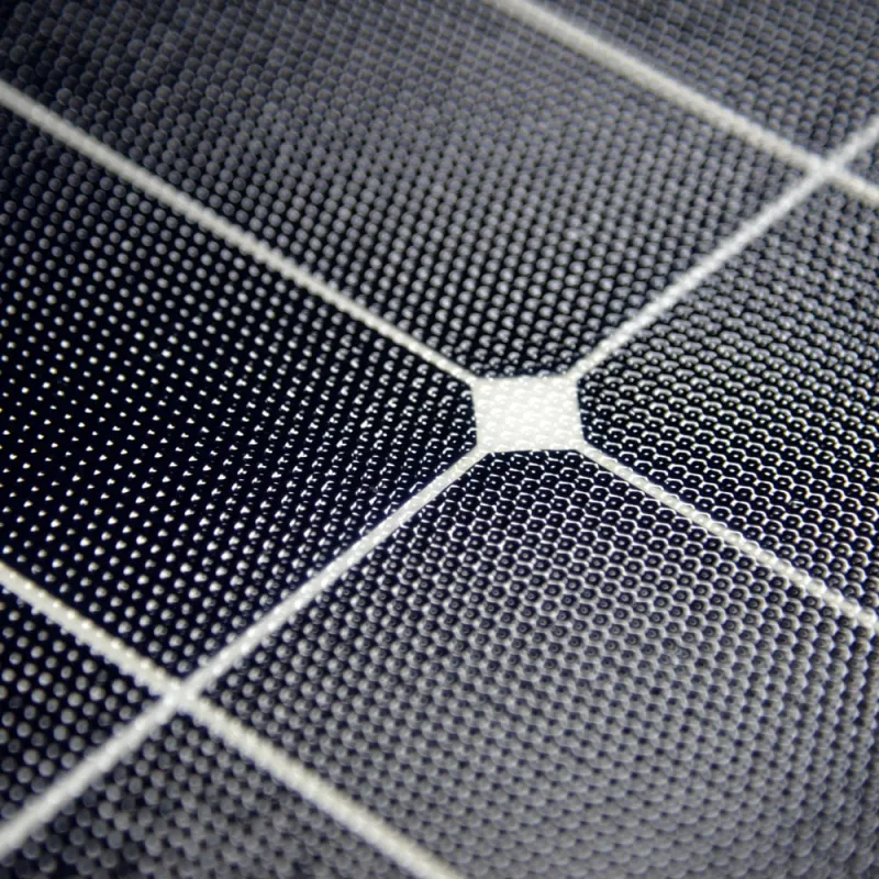 Solarmodul FSP-2 mit integriertem MPPT-Laderegler und Anschlusskabeln.