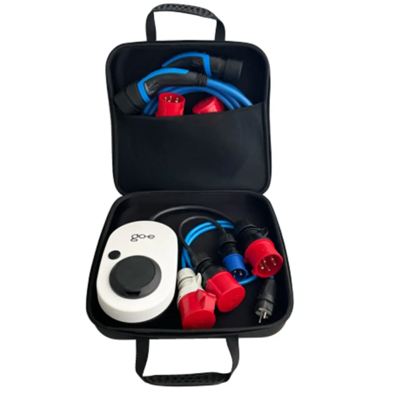 Innenansicht der go-e Case Transporttasche mit Fächern für Wallbox-Zubehör.