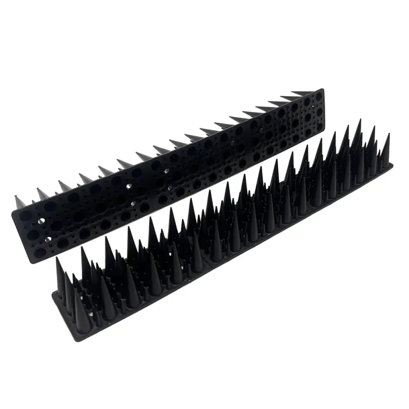 Montagebeispiel der Taubenabwehr-Spikes 020660 auf einem Fensterbrett.
