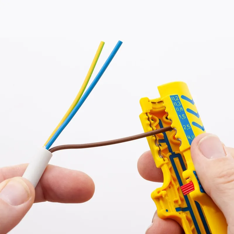 Jokari SECURA No.15 im Einsatz: Entmanteln eines Rundkabels mit 10 mm Durchmesser.