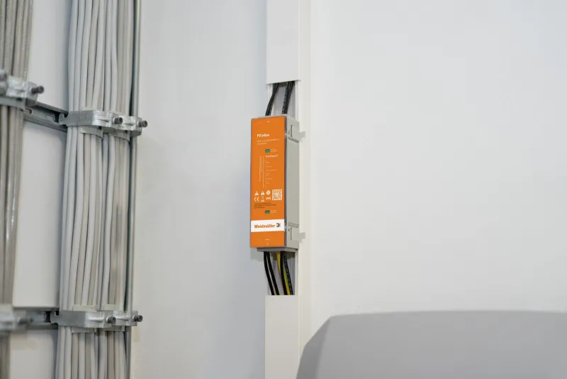 Frontansicht des Weidmüller Überspannungsschutz PVI mit Anschlussmöglichkeiten für Solarmodule.
