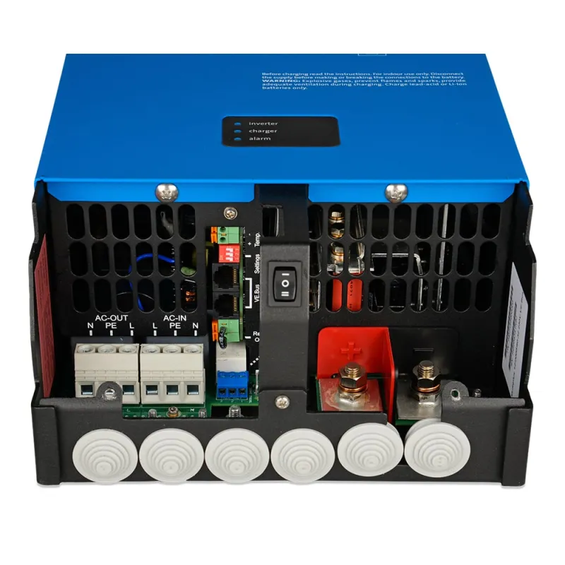Victron Energy Wechselrichter MultiPlus – Rückseite mit Kühlrippen und Anschlüssen für DC und AC.