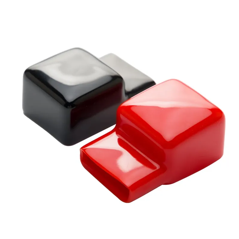 Rot-schwarze Polabdeckungen für M8-Anschlüsse an Batteriespeichern, isolierend und farbkodiert.