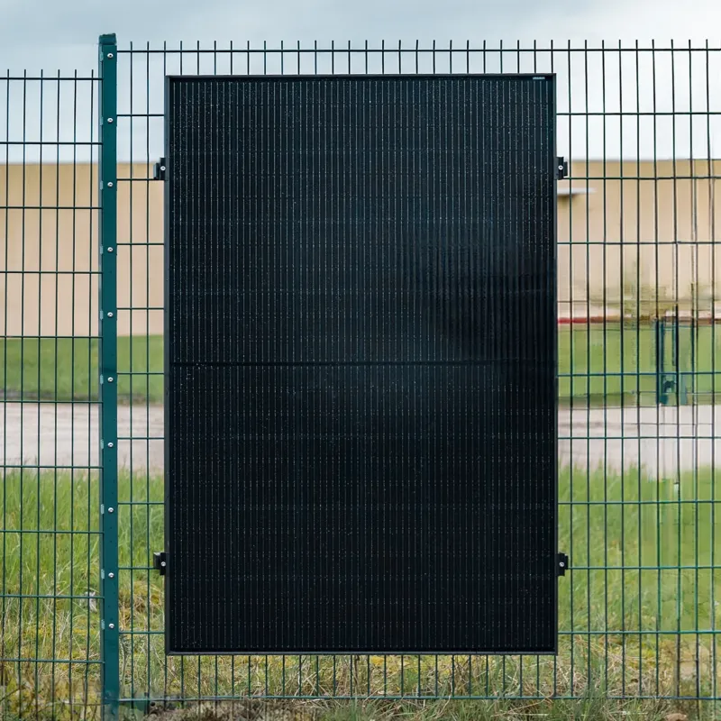 Detailansicht der Zaunmontage eines 460-Wp-Balkonkraftwerks mit Wechselrichter.