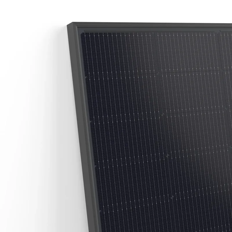 Nahaufnahme des JA Solar Solarmoduls JAM54D41-LR mit TopCon-Zellen und schwarzer Optik