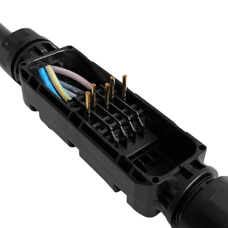 Detailansicht des AC-Kabels im Hoymiles T-Knoten Set für Photovoltaik-Anlagen.