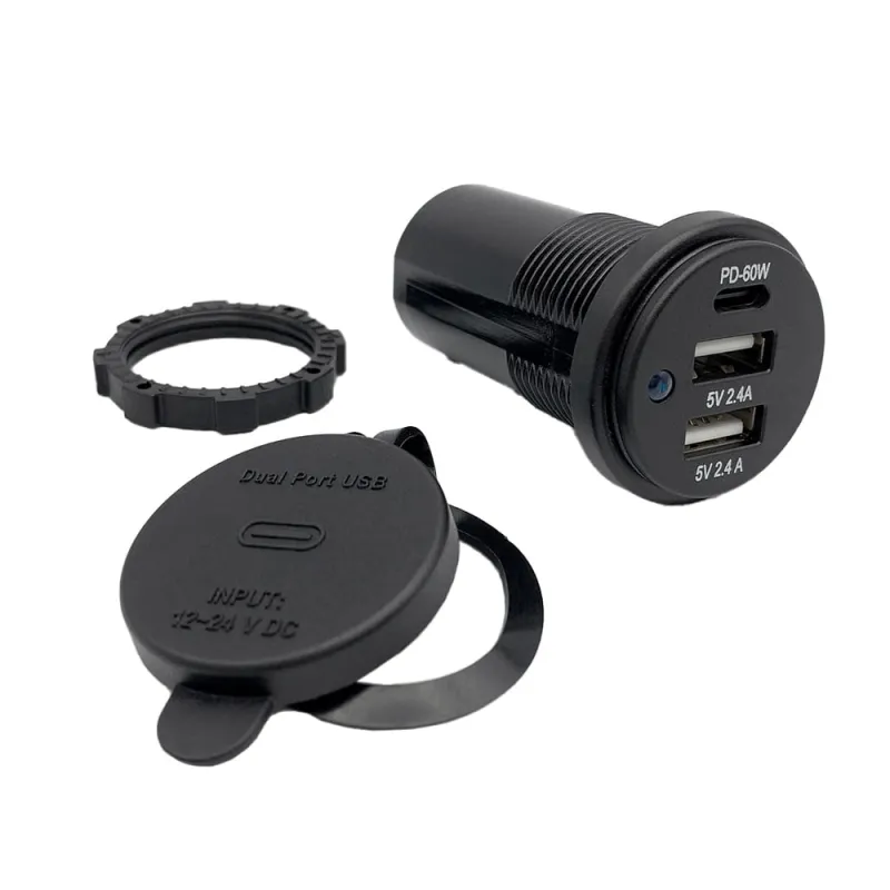 Hand hält Smartphone, das über USB-C an der USB Doppelsteckdose geladen wird.