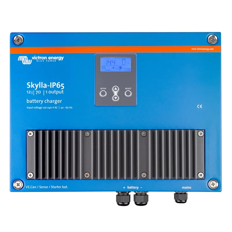 Anschlussbereich des Victron Energy Skylla-IP65 mit Kabeln und Anschlüssen für 24V-Batterien.