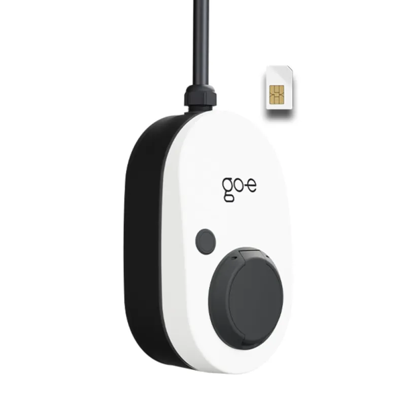 go-e Gemini Wallbox mit angeschlossenem Ladekabel für Elektroautos