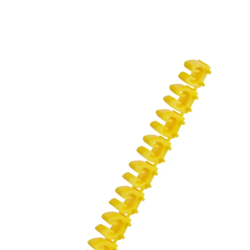 Detailansicht der Kabelmarker Clips mit Beschriftung A bis Z, gelb, für 2,5 mm² Kabel.