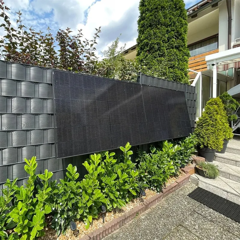 Montagebeispiel des Wattstone Solarmodul ZaunPV Flexx an einem Zaun mit zwei Solarmodulen.